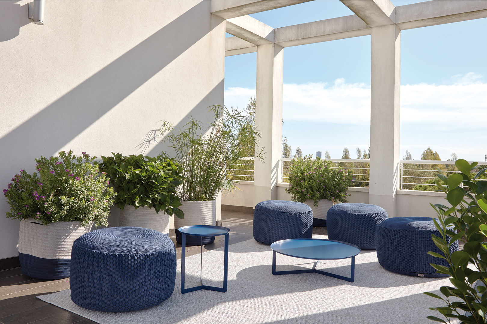 Zona relax di design in terrazza, ArredaSì ArredaSì Modern style gardens Accessories & decoration