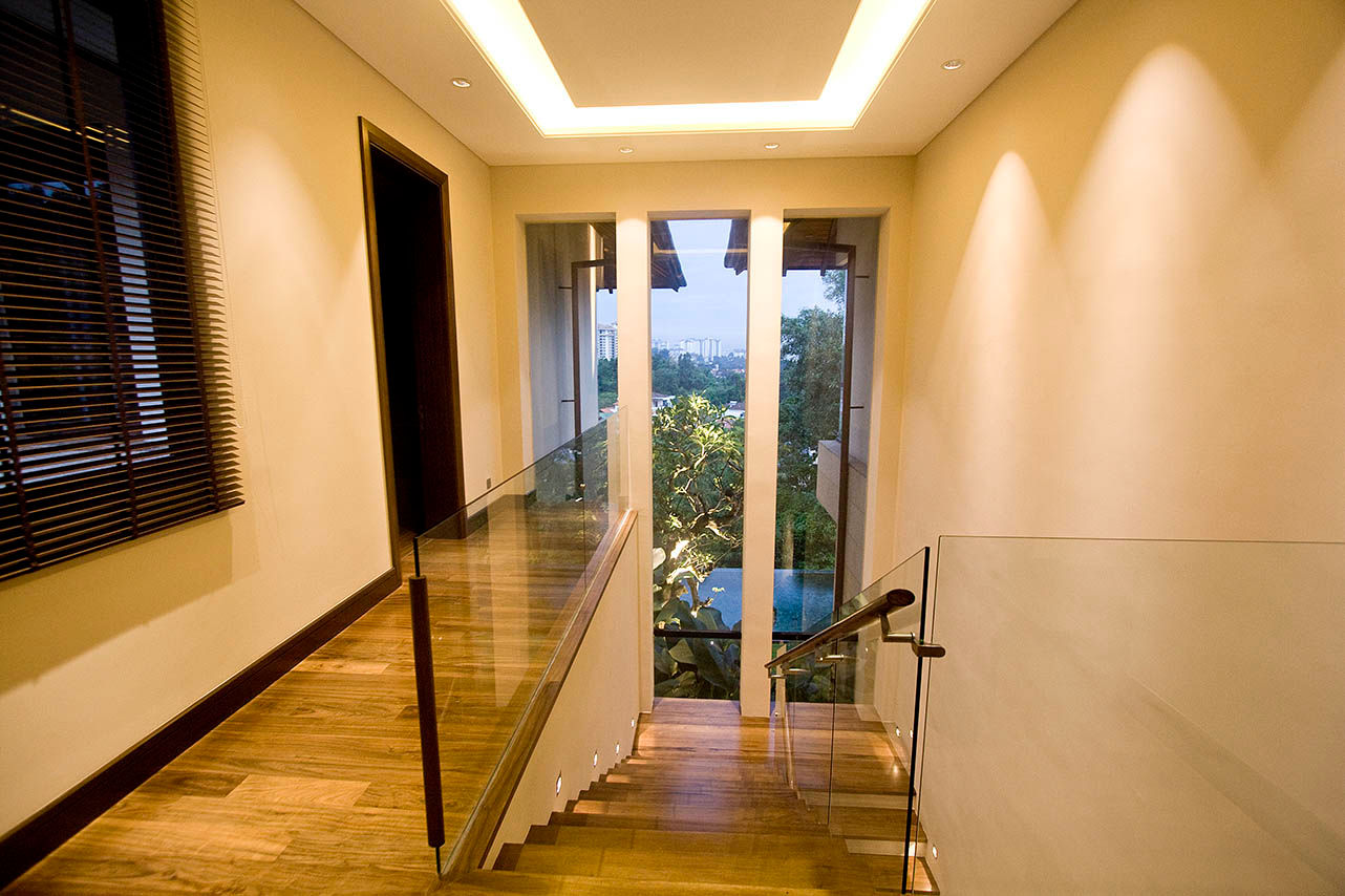Seputeh House - Modern 3 Storey Bungalow, MJ Kanny Architect MJ Kanny Architect Corredores, halls e escadas tropicais