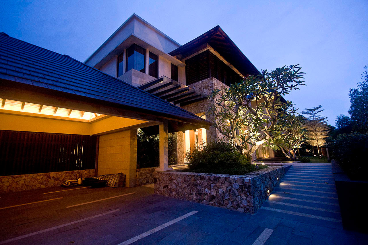 Seputeh House - Modern 3 Storey Bungalow, MJ Kanny Architect MJ Kanny Architect Casas tropicales