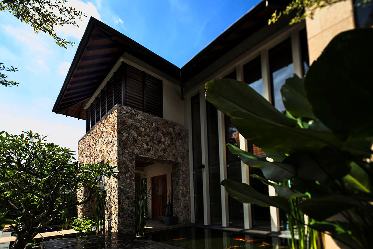 Seputeh House - Modern 3 Storey Bungalow, MJ Kanny Architect MJ Kanny Architect Casas tropicais