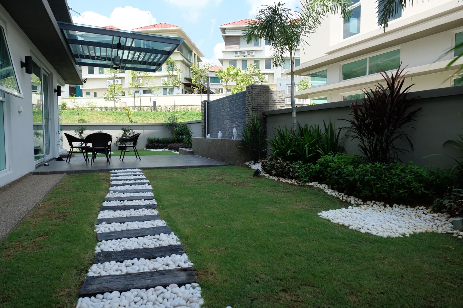 Contemporary Tropical , 3-Storey semi-D, inDfinity Design (M) SDN BHD inDfinity Design (M) SDN BHD حديقة