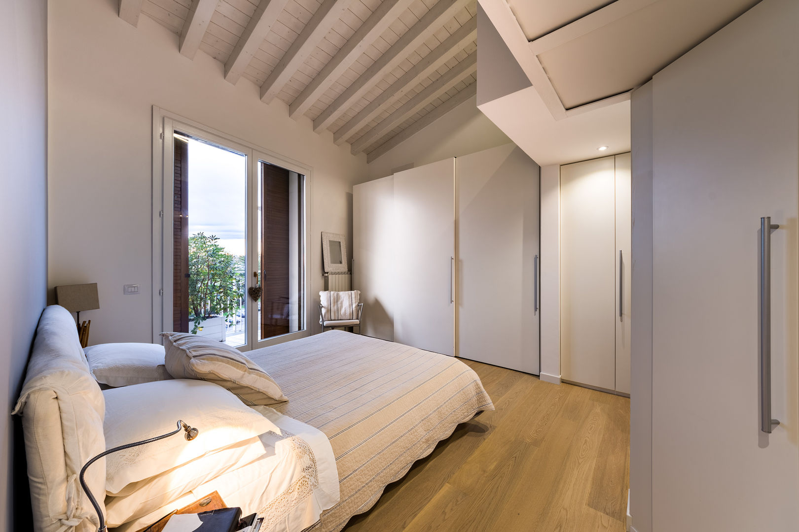 Un luminoso attico d'atmosfera, Annalisa Carli Annalisa Carli Scandinavian style bedroom Wood Wood effect