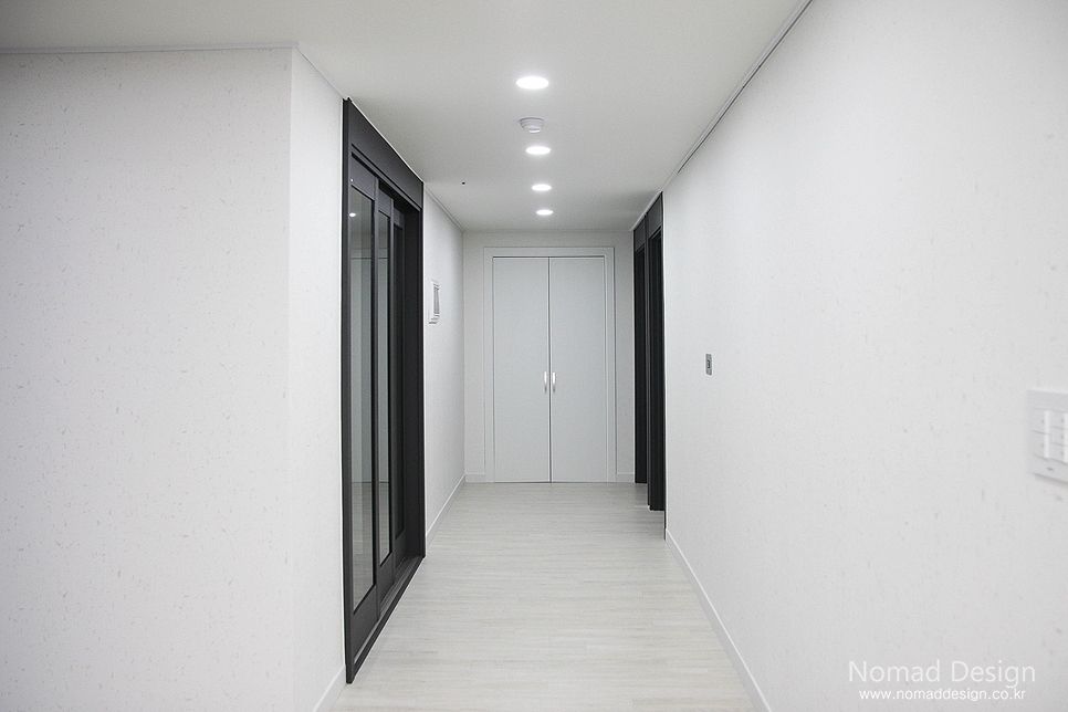 homify Modern Corridor, Hallway and Staircase