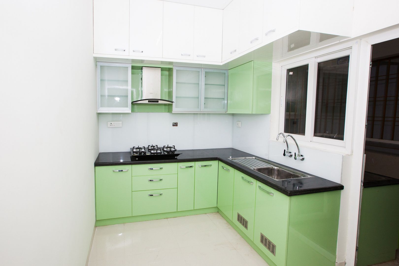 Kitchen with Lacquered Glass Backsplash Studio Ipsa Kitchen units