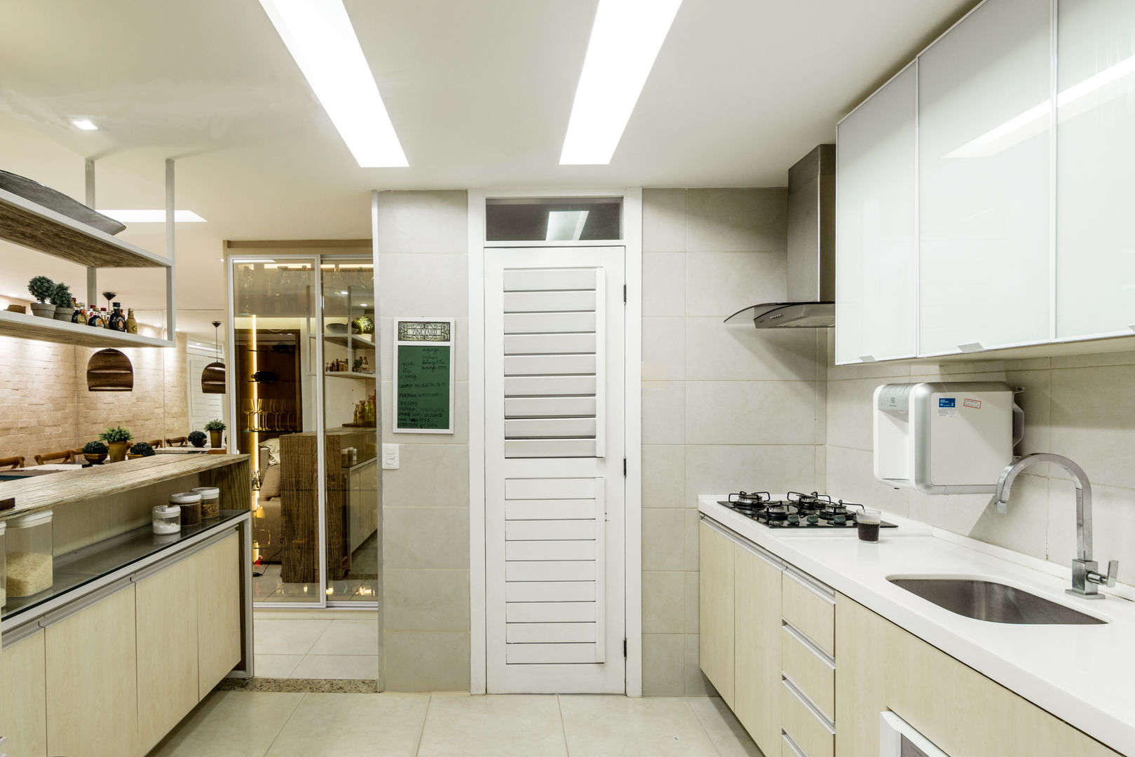 Apartamento de Praia A + J, Coletânea Arquitetos Coletânea Arquitetos Tropical style kitchen