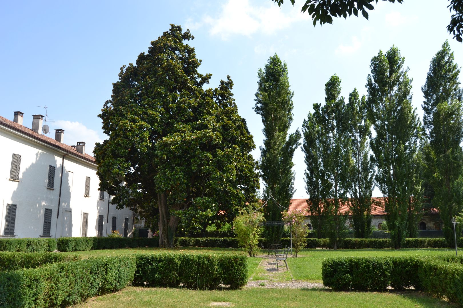 Restauro del giardino di Villa Litta Modignani, arch. Valerio Cozzi arch. Valerio Cozzi Сад в классическом стиле