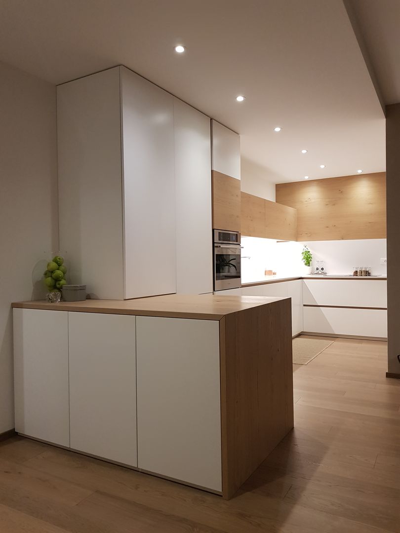 CUCINA MODERNA, ARREDAMENTI PIVA ARREDAMENTI PIVA Cucina attrezzata cucina,cuina moderna,cucine,cucine moderne,legno laccato,legno bianco,legno lavorato,rovere,rovere sbiancato,arredamento,arredamento moderno,cucina su misura