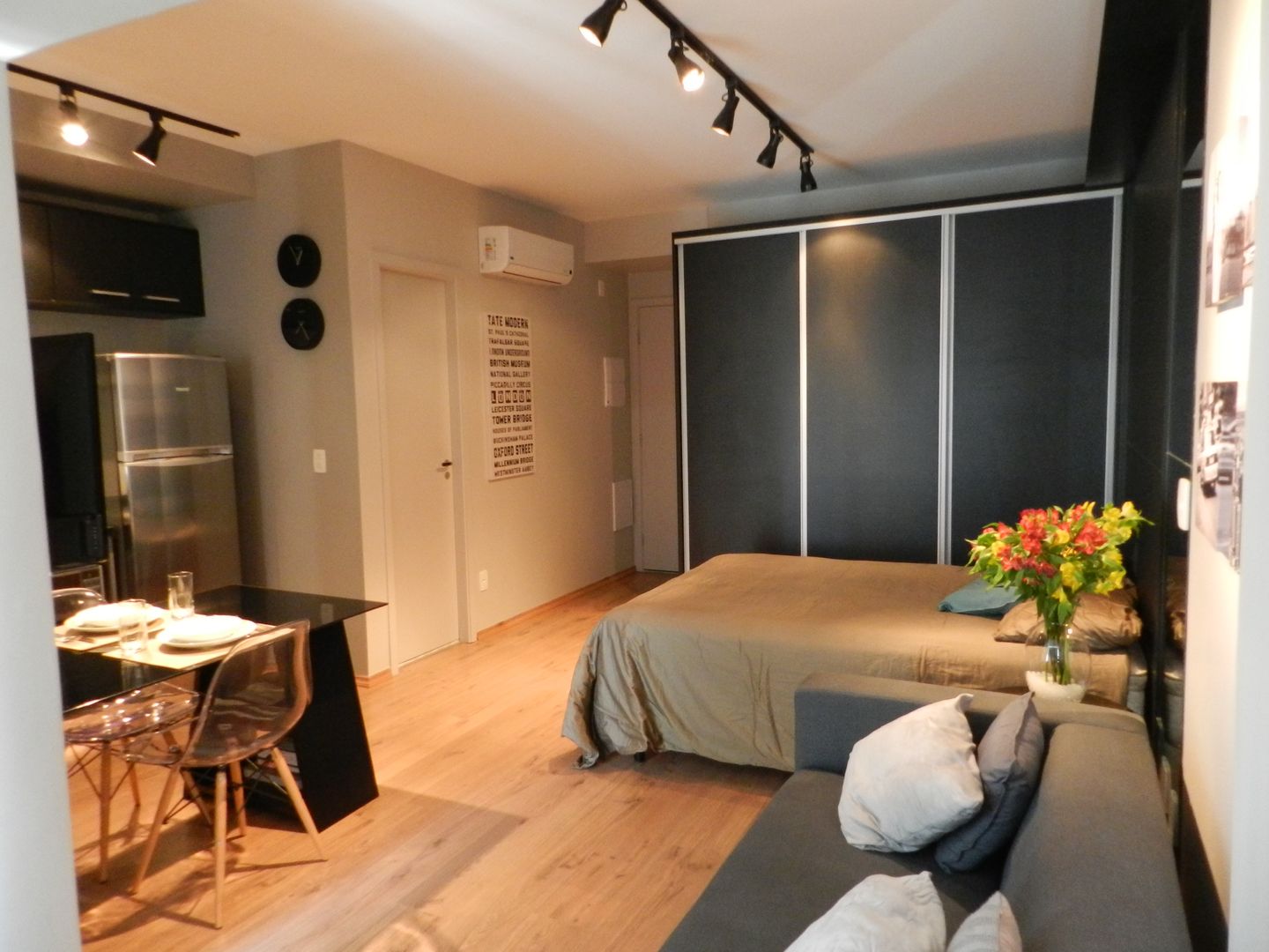 michigan i BP.ARQ DESIGN Salas de estar minimalistas studio,loft,espaços integrados,jantar,estar,quarto,preto,madeira,cinza,iluminação,trilhos,apartamento pequeno