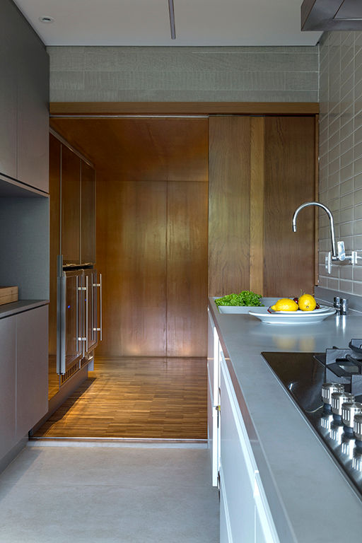 Apartamento 308 - Brasilia - Um a Um Arquitetura - Design SAINZ arquitetura Armários e bancadas de cozinha Madeira Efeito de madeira Arquitetura Brasilia,Projeto apartamento,Um a um arquitetura