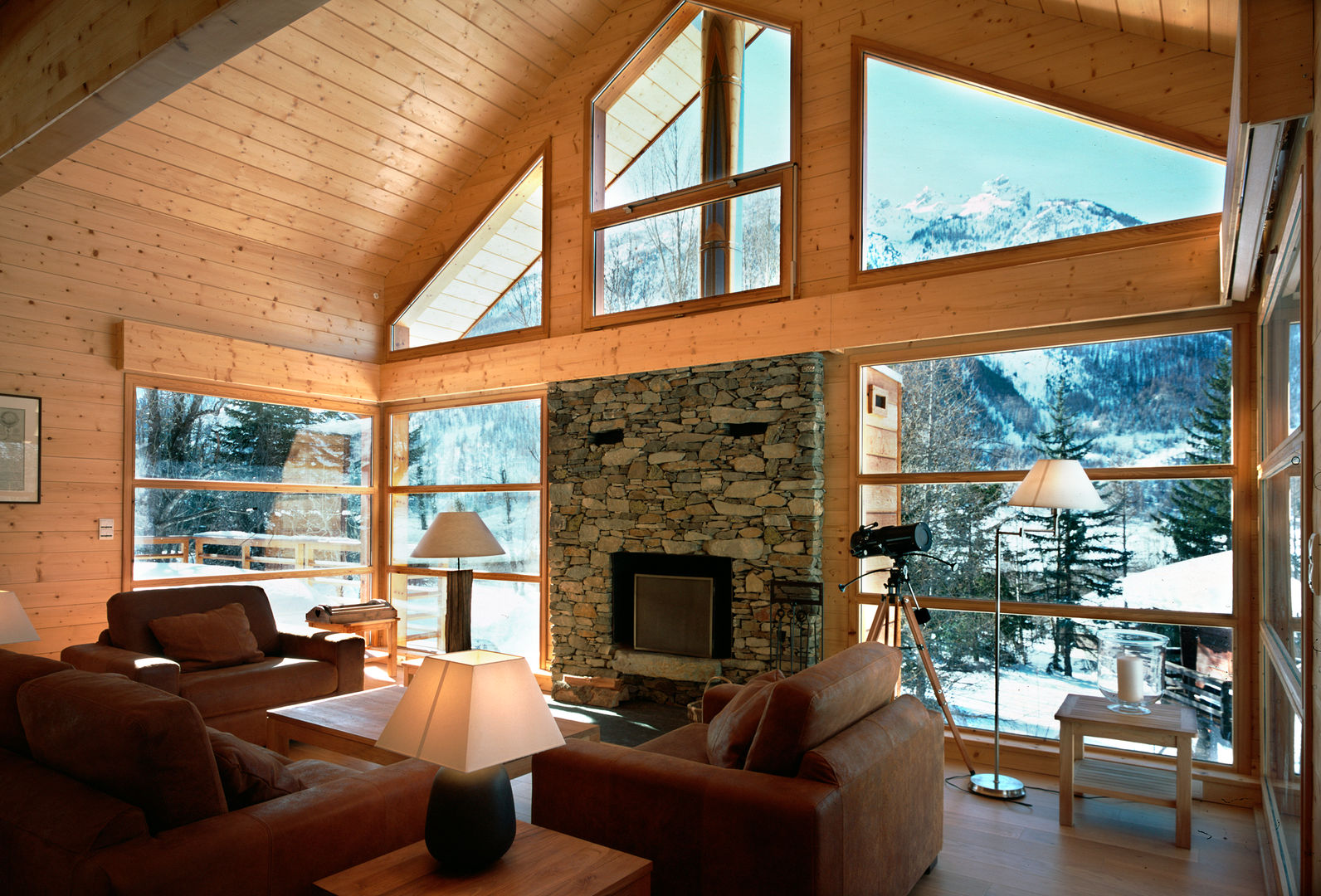 Chalet montagna VillaBio, VillaBio VillaBio クラシックデザインの リビング 無垢材 多色