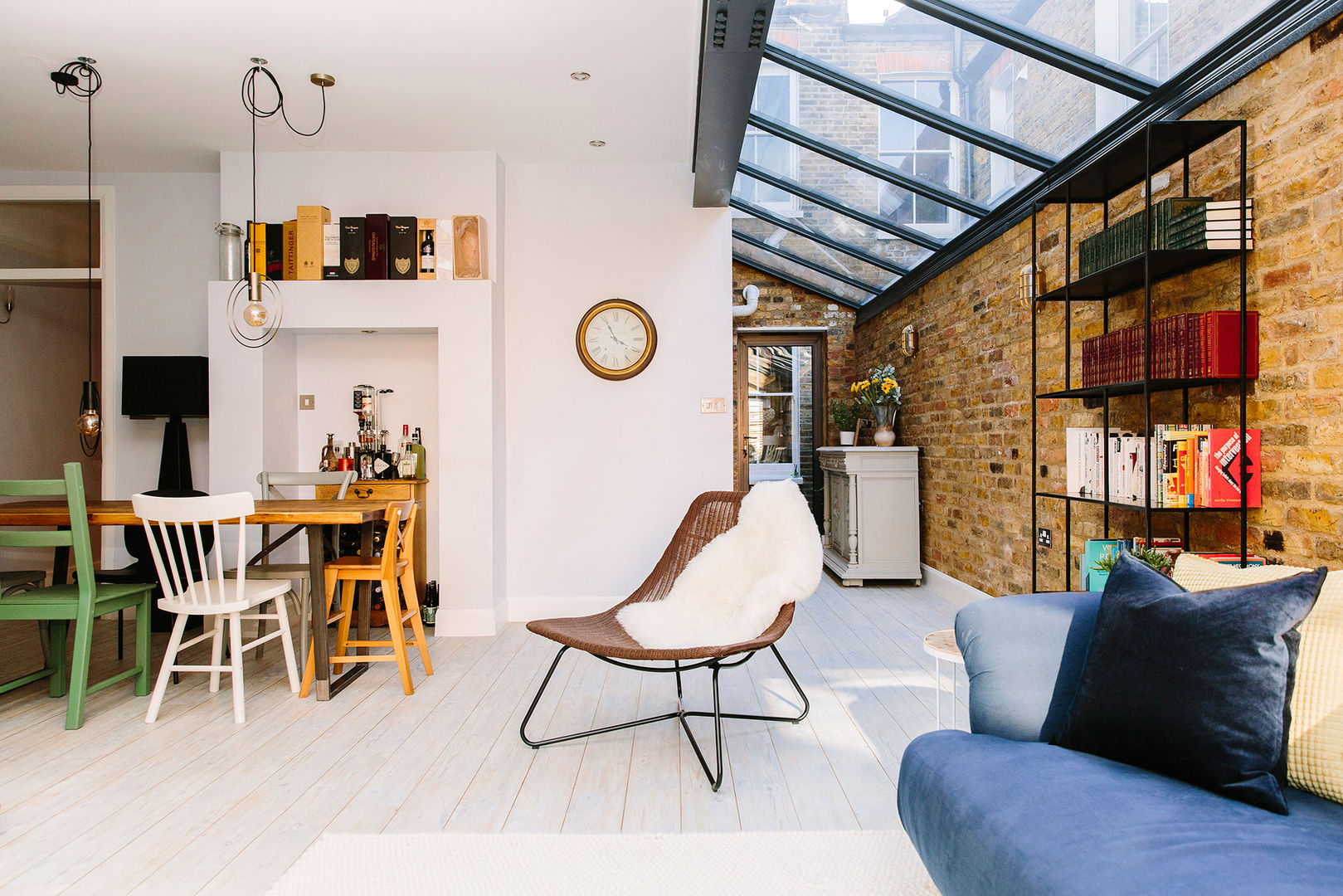 Open Living Space homify Salas de estar modernas Madeira Acabamento em madeira Bright,Skylight,Wicker chair