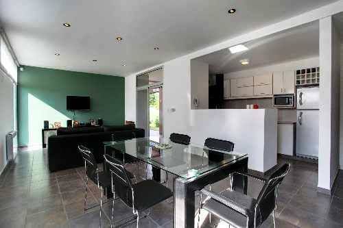 homify Modern dining room Concrete