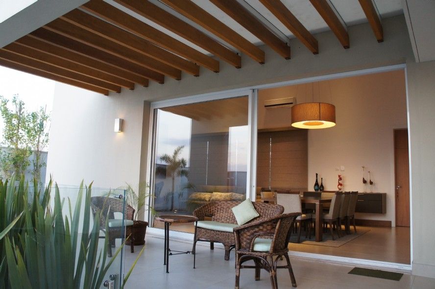 Residência MR - Condomínio Reserva do Engenho - Piracicaba - varanda Kako Braga Arquitetura e Design Casas modernas