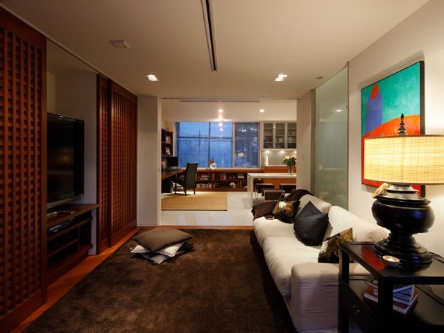 HIROO FLAT 裏手の広大な森を借景とした住まい, JWA，Jun Watanabe & Associates JWA，Jun Watanabe & Associates Living room