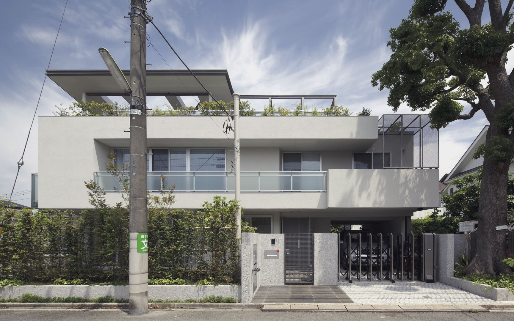 ミドセンチュリーテイスト 居間がテラスと一体化して繋がる成城の住まい, JWA，Jun Watanabe & Associates JWA，Jun Watanabe & Associates منازل