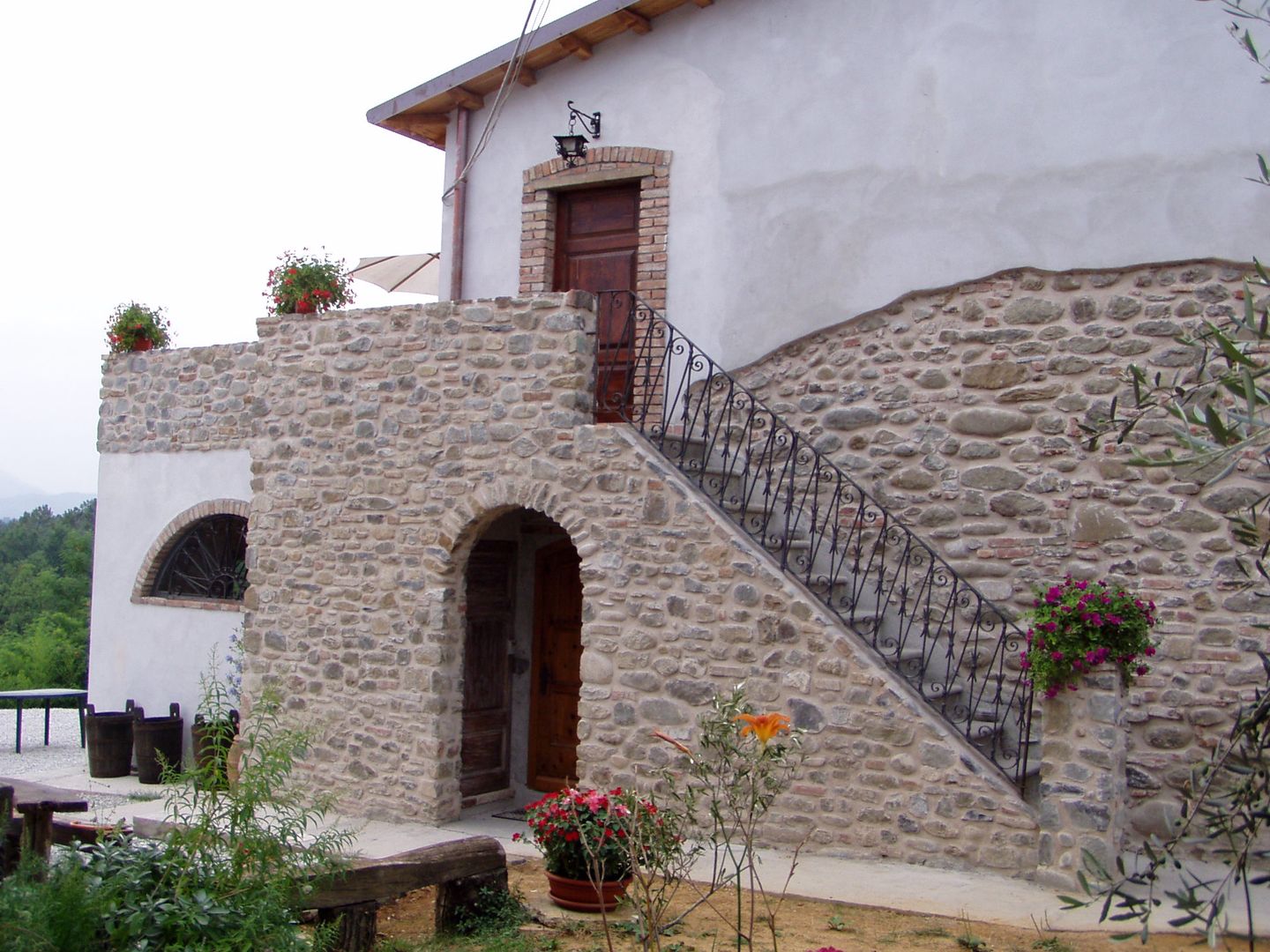 Recupero Gradile in Pietra - Restaurazione di un Antico Elemento Architettonico, Arch. Della Santa Giorgio Arch. Della Santa Giorgio Casas de estilo rural