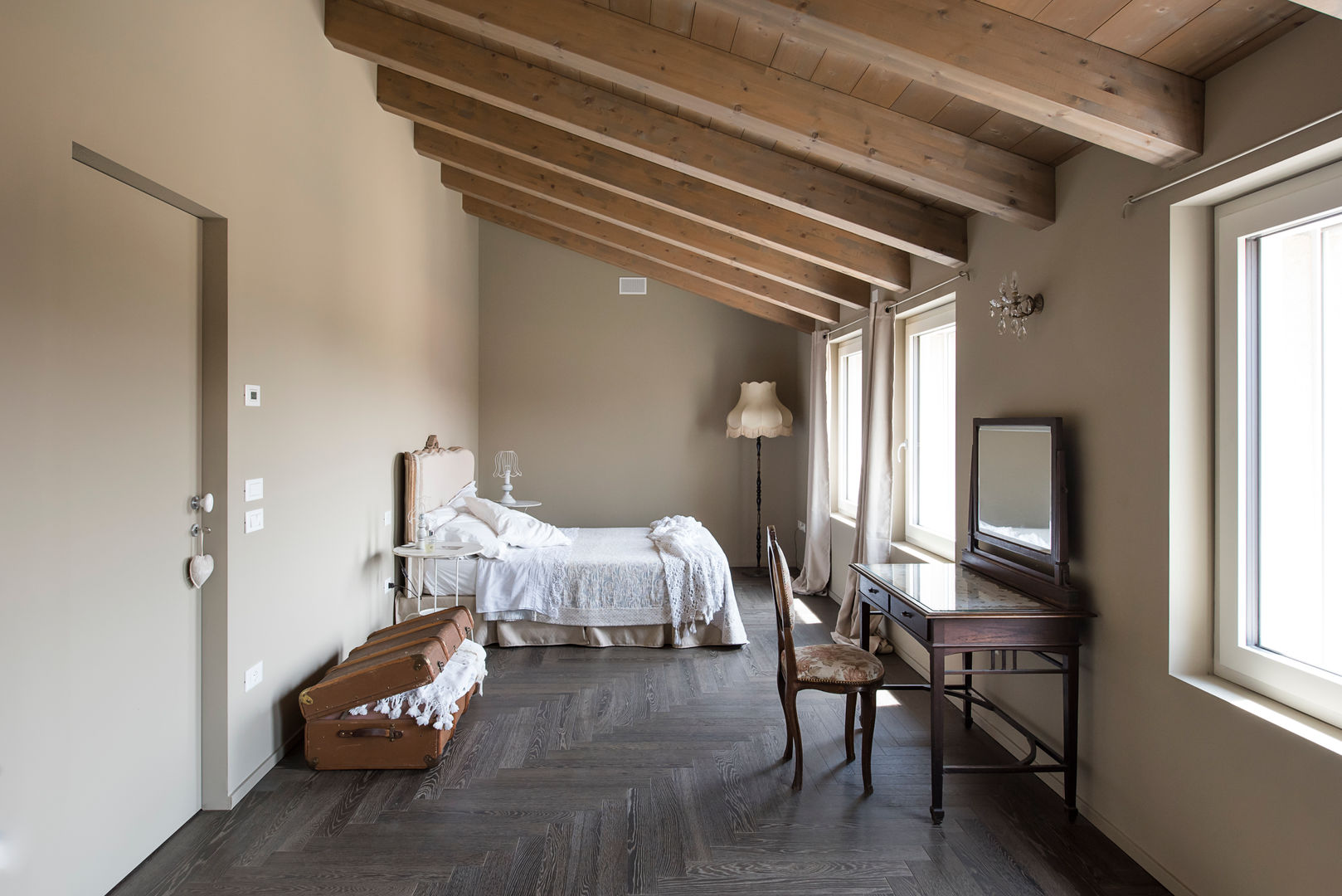 Da una cascina agricola degli anni 40' a una casa in legno bifamiliare., HAUME - abitazioni in legno HAUME - abitazioni in legno Kamar Tidur Gaya Rustic Kayu Wood effect