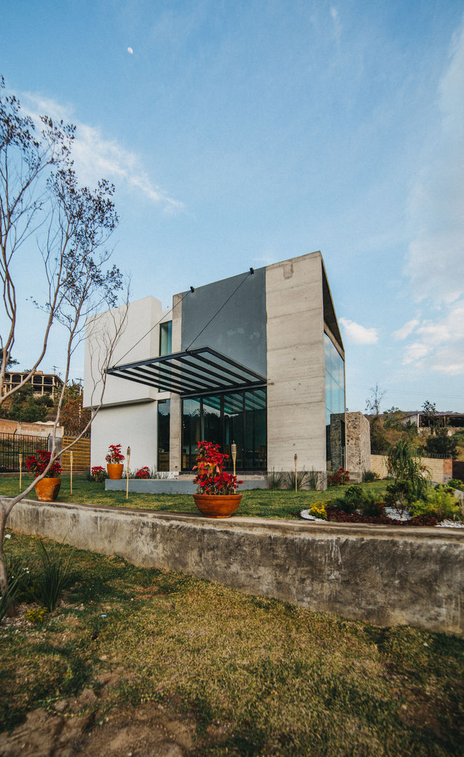 CASA HERRADURA, Zona Arquitectura Más Ingeniería Zona Arquitectura Más Ingeniería منزل عائلي صغير أسمنت