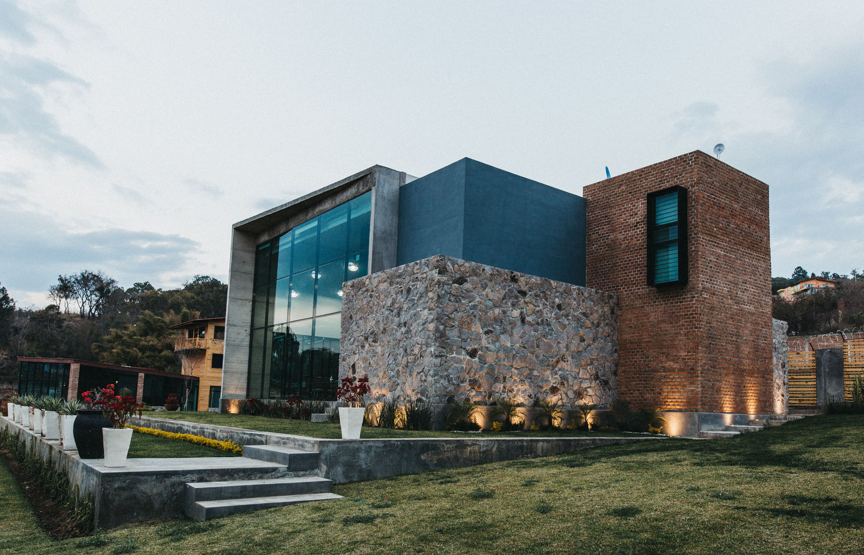 CASA HERRADURA, Zona Arquitectura Más Ingeniería Zona Arquitectura Más Ingeniería Einfamilienhaus Ziegel