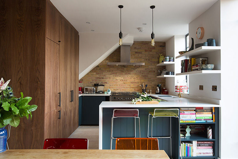 Lady Somerset 2 Martins Camisuli Architects & Designers Cozinhas embutidas kitchen,openplankitchen,openplan,bluecabinets,walnutlarder,walnutveneer,lardercupboard,winecupboard