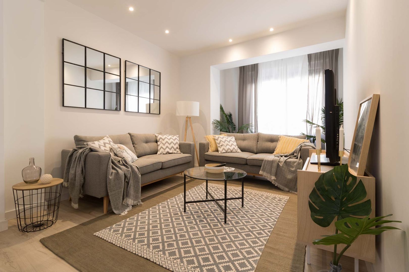 Reforma y decoración de piso para alquiler turístico, Become a Home Become a Home Ruang Keluarga Gaya Skandinavia