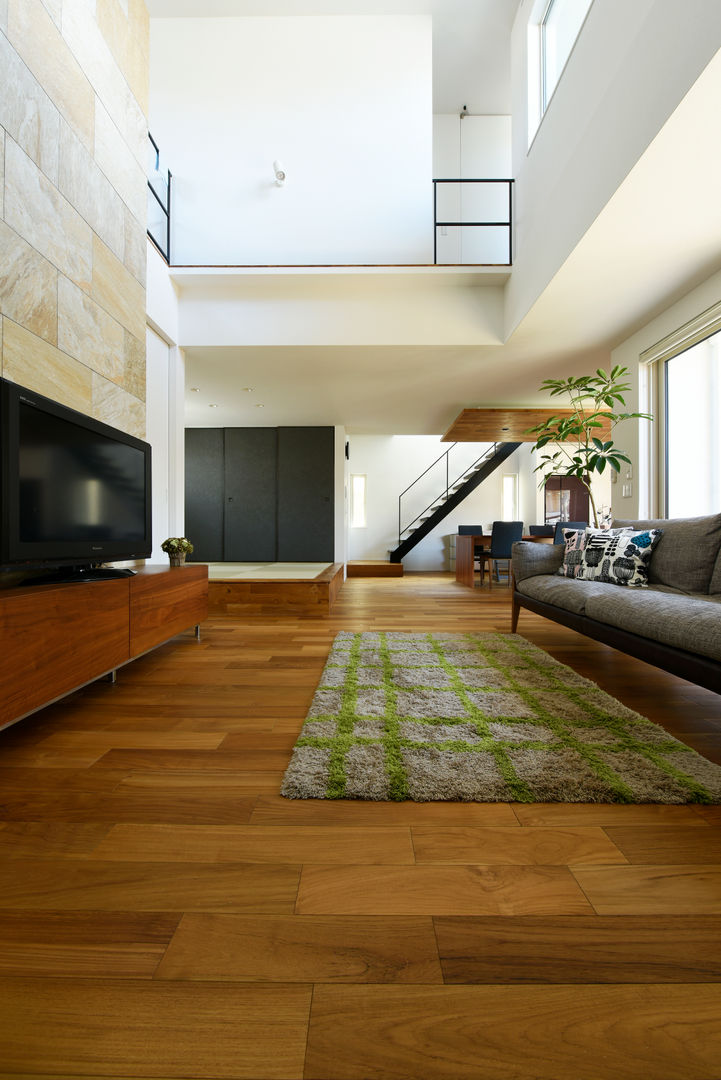 豊かなものは外からやってくる L字型中庭のあるパッシブハウス, タイコーアーキテクト タイコーアーキテクト Modern living room