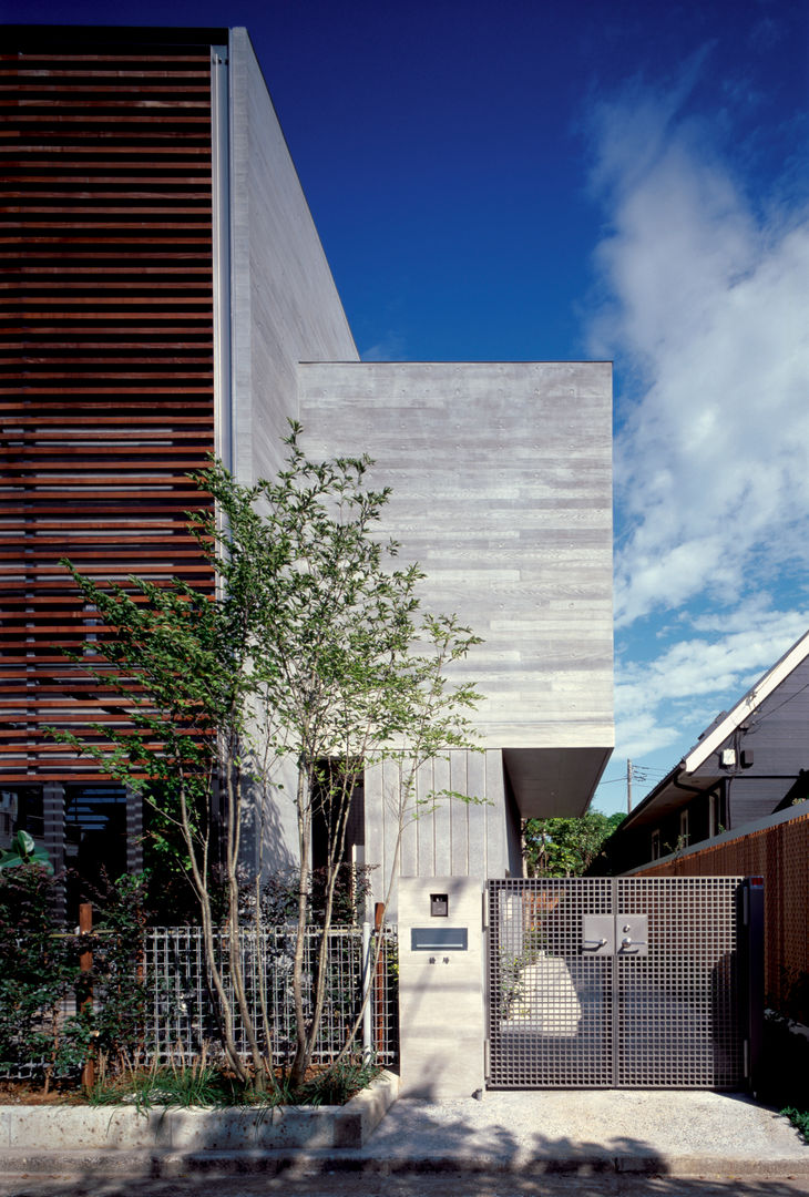 ひばりが丘、ギャラリーを意識した住まい、杉板化粧型枠コンクリート打ち放し外壁, JWA，Jun Watanabe & Associates JWA，Jun Watanabe & Associates Casas modernas