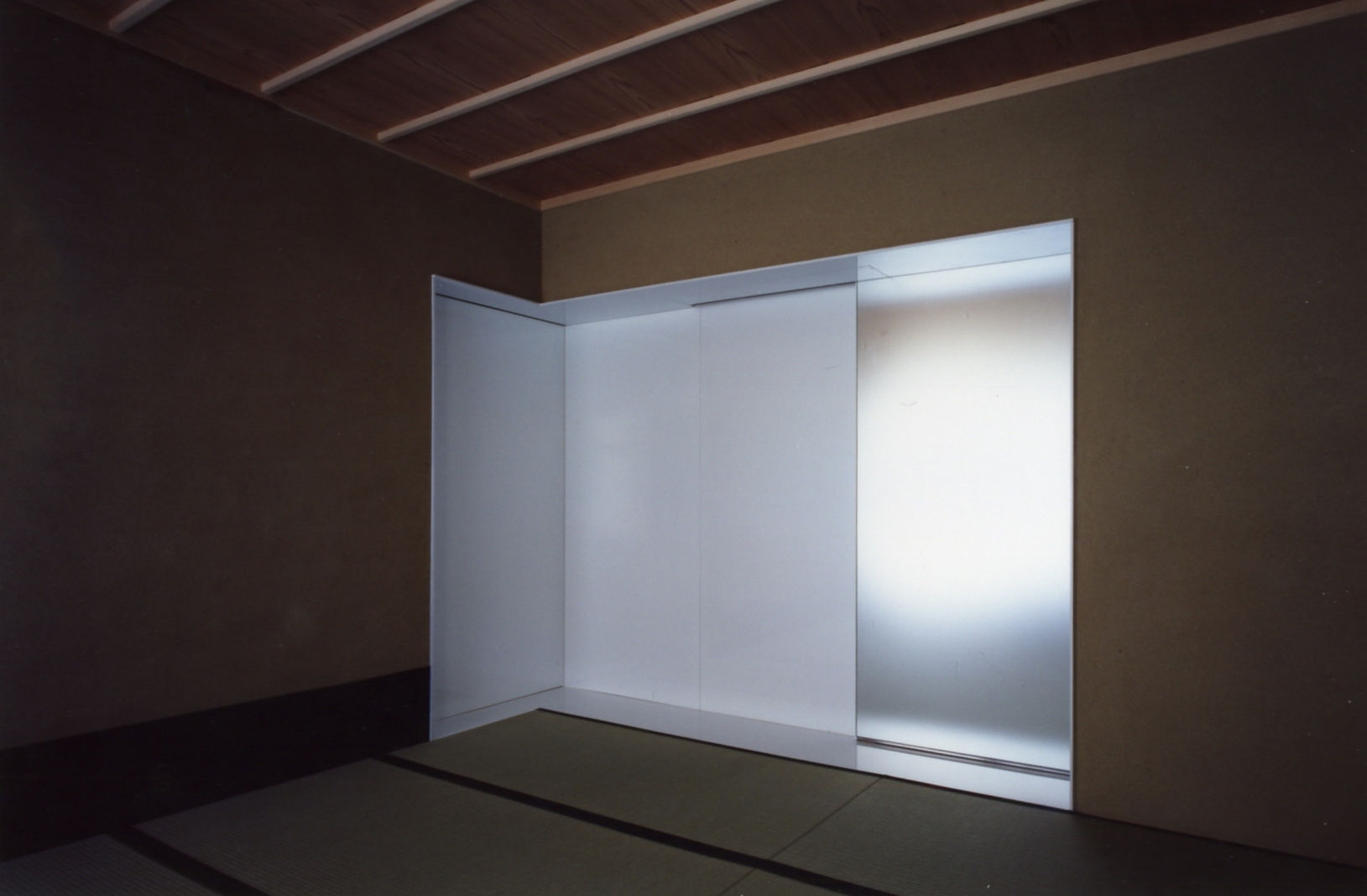 ひばりが丘、ギャラリーを意識した住まい、杉板化粧型枠コンクリート打ち放し外壁, JWA，Jun Watanabe & Associates JWA，Jun Watanabe & Associates Salas multimedia de estilo moderno