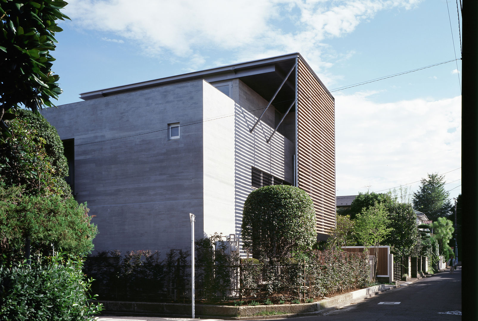 ひばりが丘、ギャラリーを意識した住まい、杉板化粧型枠コンクリート打ち放し外壁, JWA，Jun Watanabe & Associates JWA，Jun Watanabe & Associates Casas modernas