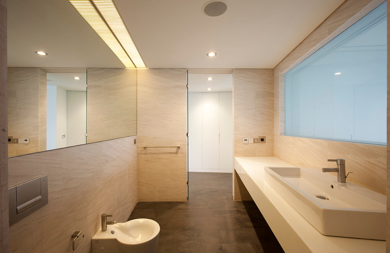 Diseño de una casa minimalista y moderna en Barcelona, AGi architects arquitectos y diseñadores en Madrid AGi architects arquitectos y diseñadores en Madrid Modern bathroom
