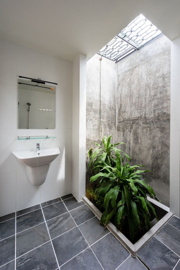 Nhà NỬA MÁI, AD+ AD+ Asian style bathroom