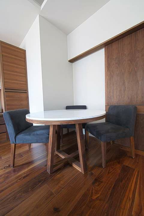 Antecomedor homify Comedores de estilo clásico Derivados de madera Transparente Mesas