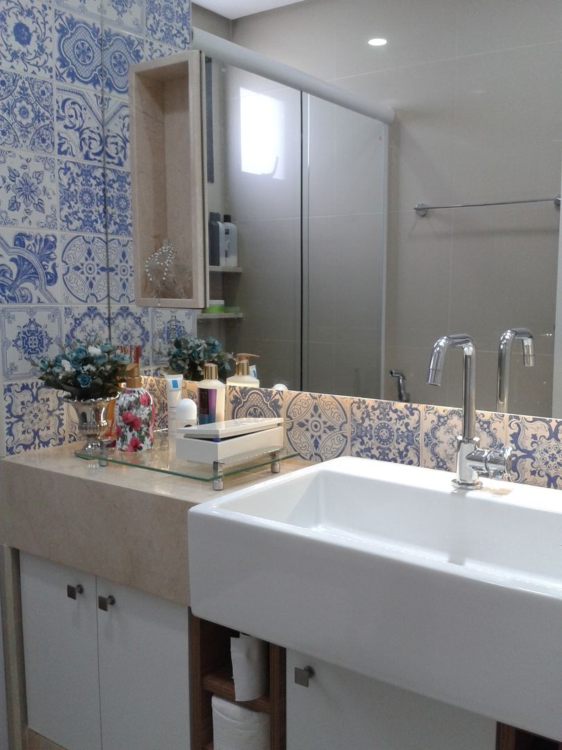 Apartamento para casal com filha, Joana Rezende Arquitetura e Arte Joana Rezende Arquitetura e Arte Classic style bathroom