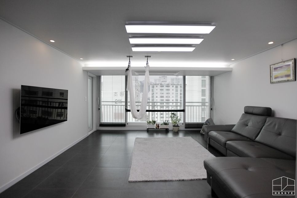 블랙&화이트 모던한 분위기의 평촌 초원2단지대림 아파트 32py , 홍예디자인 홍예디자인 Living room