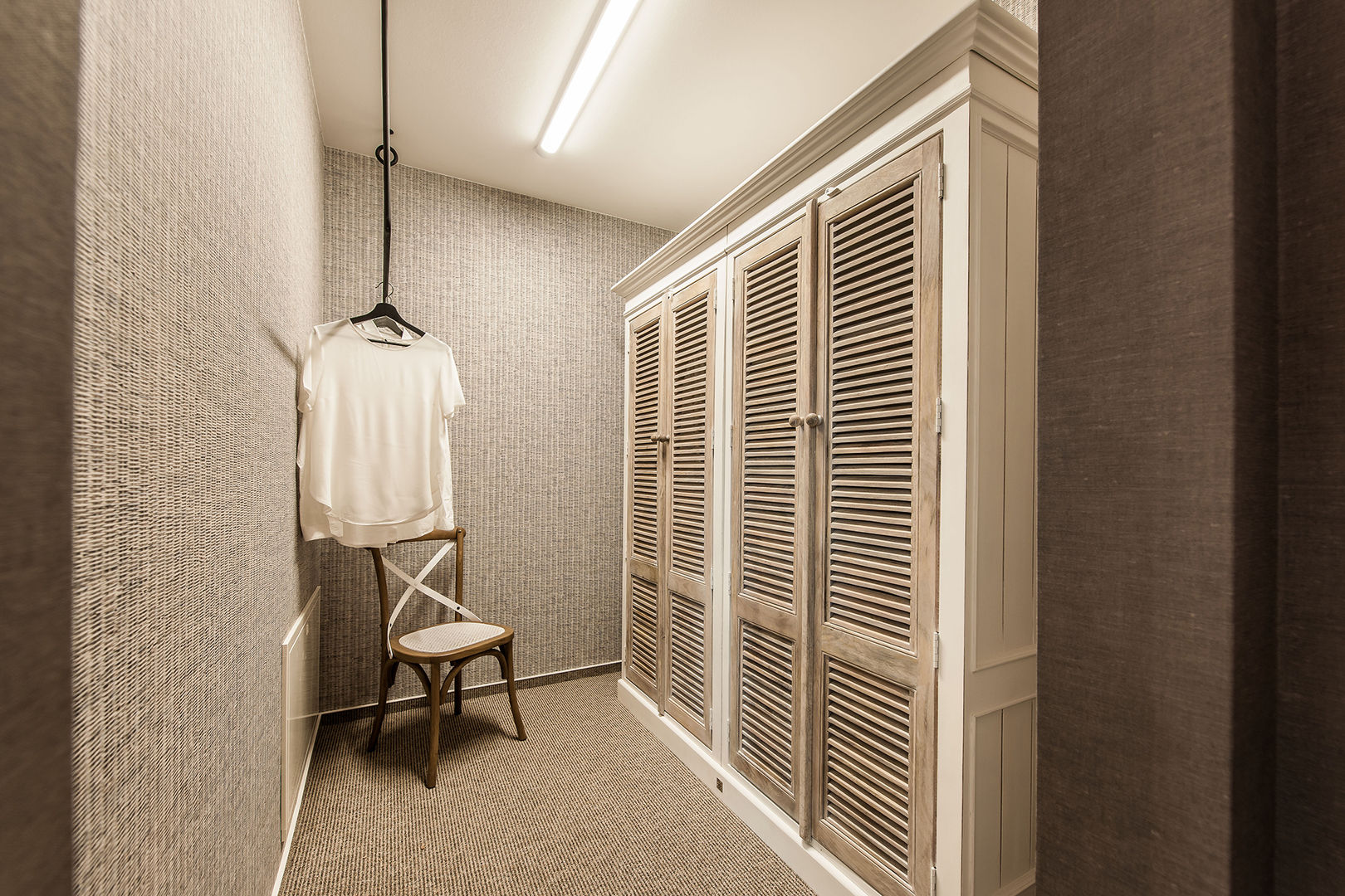 homify Modern dressing room