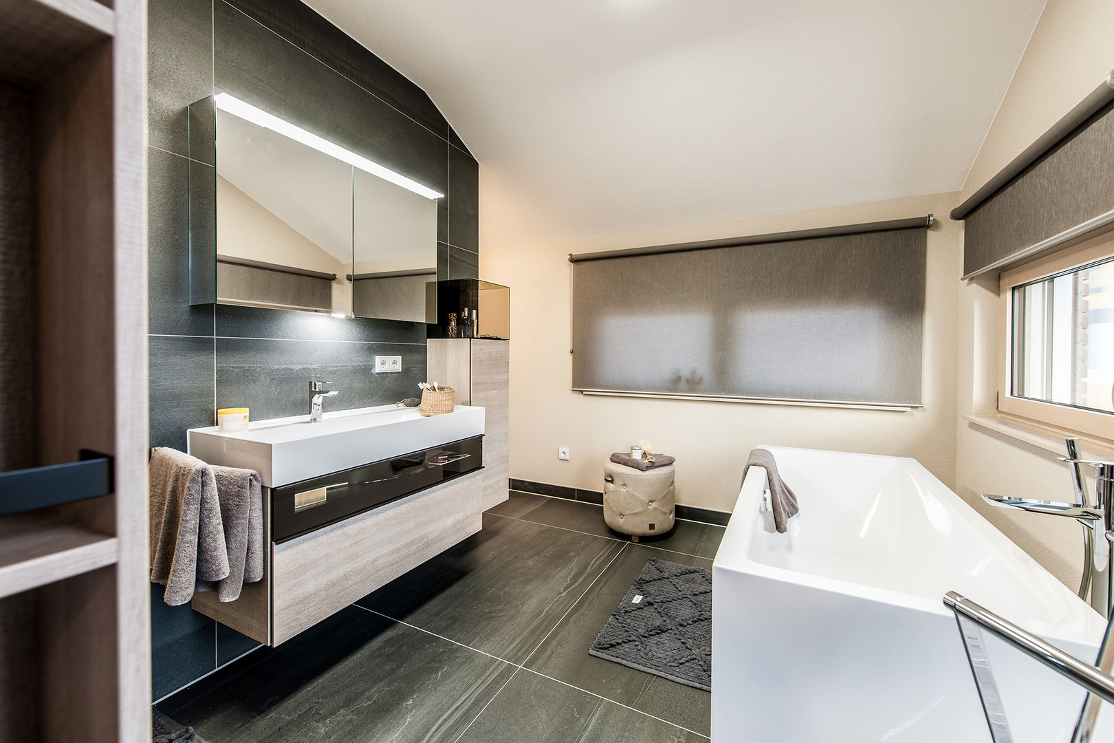 homify Modern bathroom