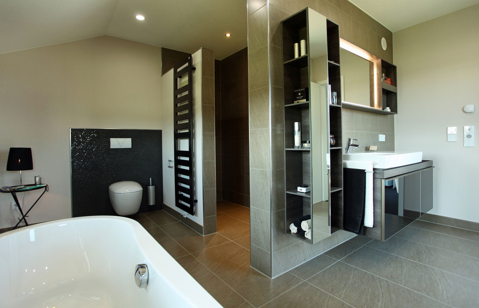 homify Modern bathroom