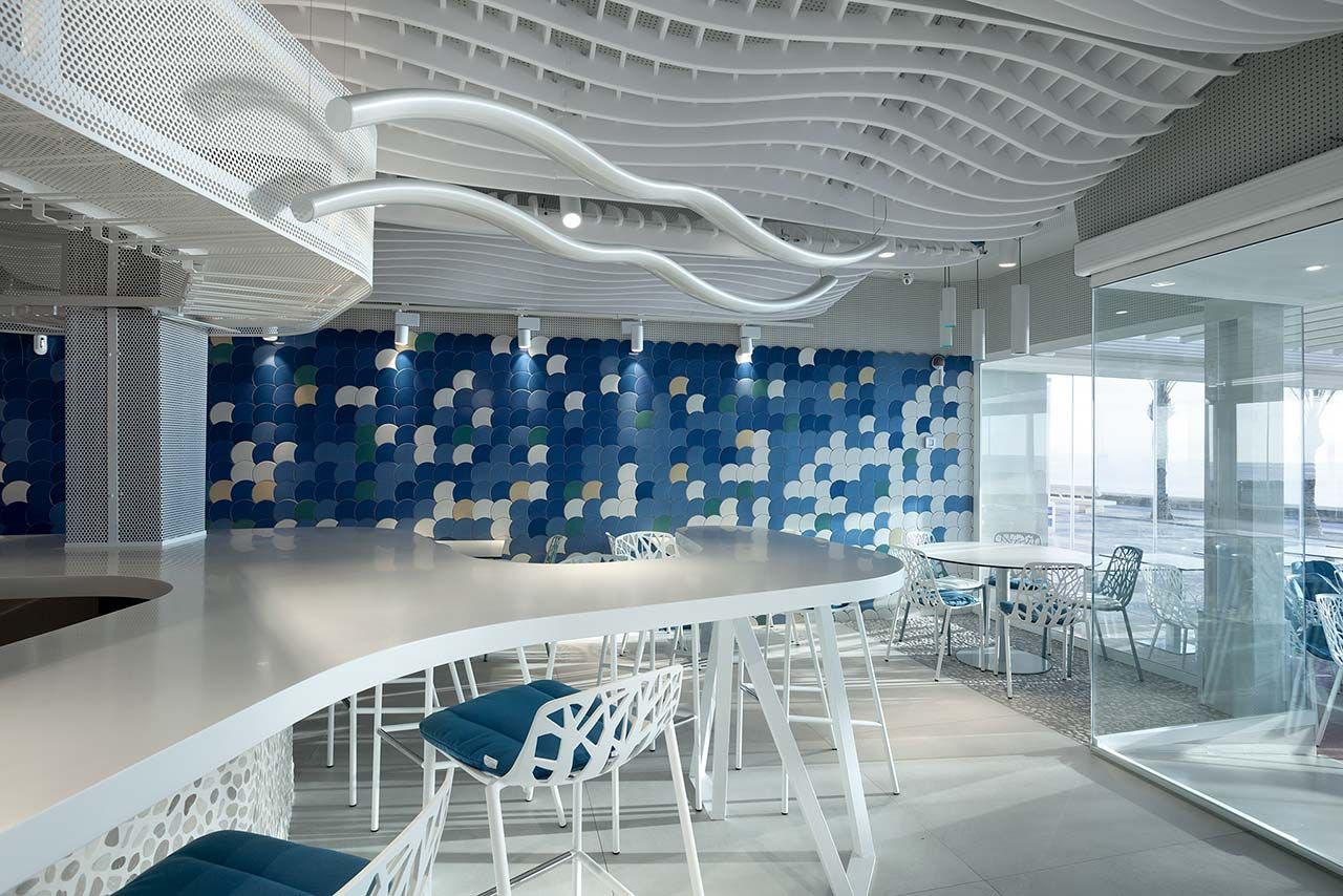 The Escalar studio uses KRION to prolong the divide between the blues of the water and the sky at Drassana MedBar, KRION® Porcelanosa Solid Surface KRION® Porcelanosa Solid Surface Espacios comerciales Restaurantes