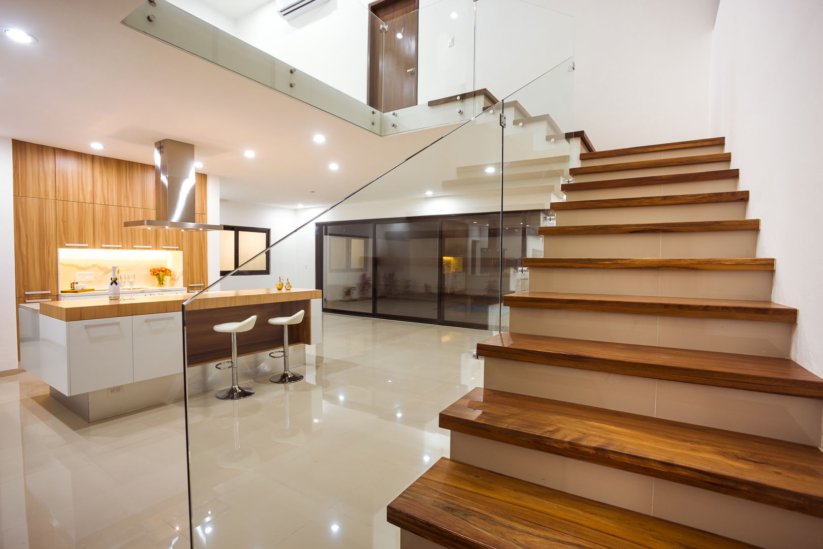 RESIDENCIA EN CANCUN, MX, Luis Escalante Interiorismo Luis Escalante Interiorismo Лестницы Твердая древесина Многоцветный