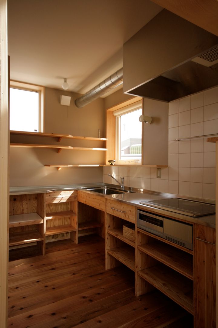 かみのっぽろの家～老後に備えたロフト付の平屋の住まい～, 及川敦子建築設計室／ATSUKO-OIKAWA Architects Studio 及川敦子建築設計室／ATSUKO-OIKAWA Architects Studio Kitchen units Wood Wood effect