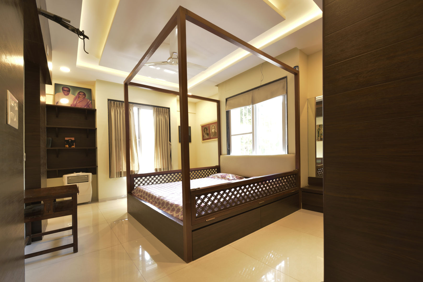 Mr. Shekhar Bedare's Residence, GREEN HAT STUDIO PVT LTD GREEN HAT STUDIO PVT LTD Classic style bedroom Plywood
