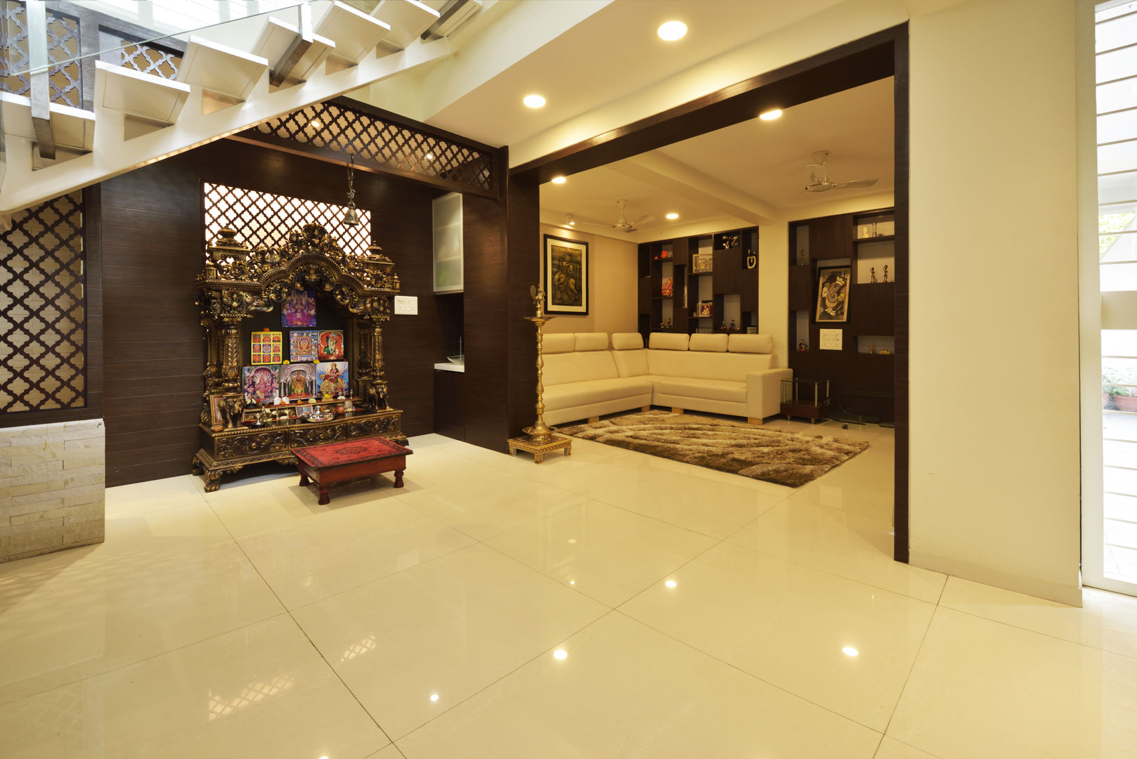 Mr. Shekhar Bedare's Residence, GREEN HAT STUDIO PVT LTD GREEN HAT STUDIO PVT LTD Living room Plywood