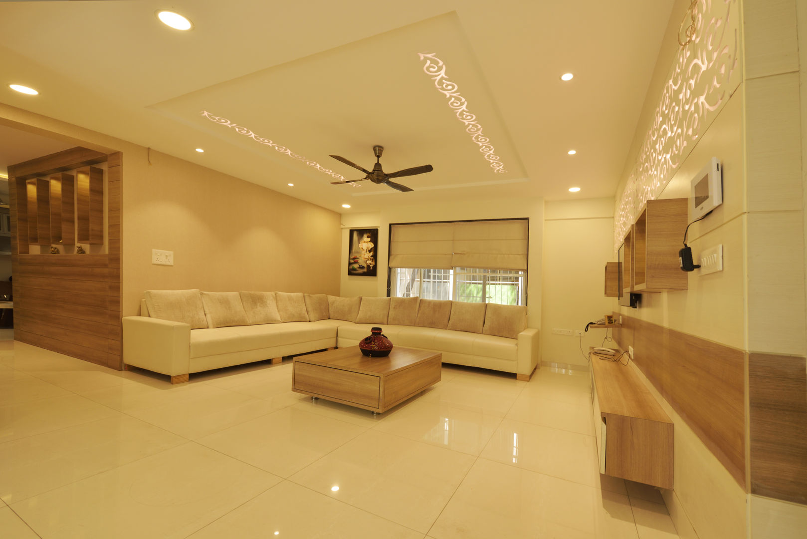 Mr. Shekhar Bedare's Residence, GREEN HAT STUDIO PVT LTD GREEN HAT STUDIO PVT LTD Modern living room Plywood