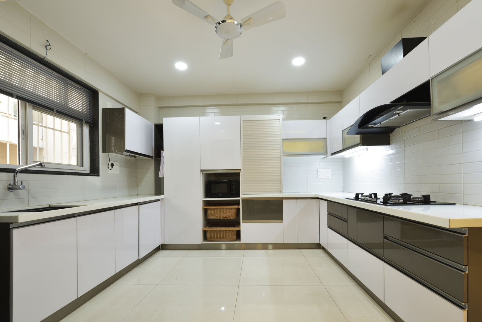 Mr. Shekhar Bedare's Residence, GREEN HAT STUDIO PVT LTD GREEN HAT STUDIO PVT LTD Kitchen units MDF