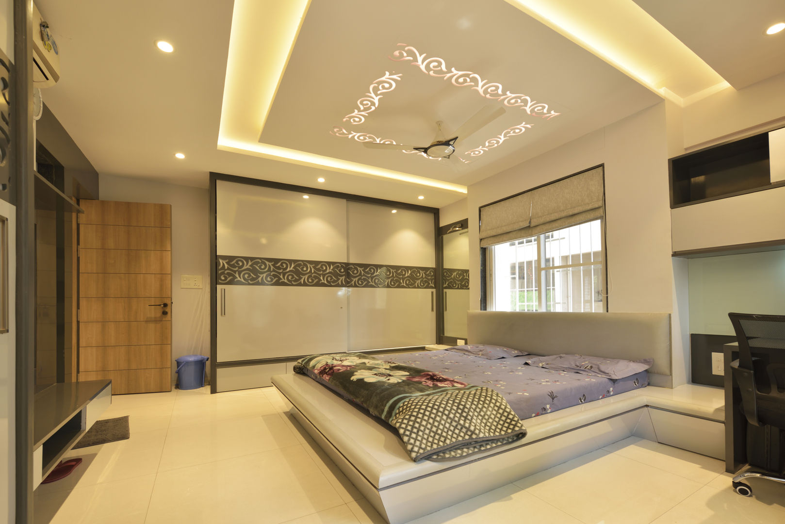 Mr. Shekhar Bedare's Residence, GREEN HAT STUDIO PVT LTD GREEN HAT STUDIO PVT LTD Modern style bedroom Plywood