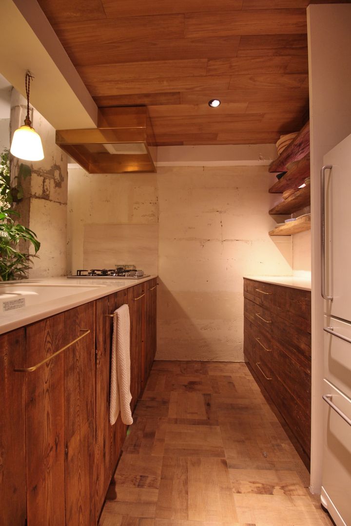 Apartment in tamagawa, Mimasis Design／ミメイシス デザイン Mimasis Design／ミメイシス デザイン Rustic style kitchen Wood Wood effect