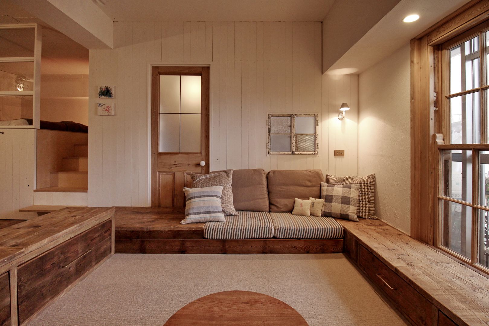 Apartment in tamagawa, Mimasis Design／ミメイシス デザイン Mimasis Design／ミメイシス デザイン Rustic style living room Wood Wood effect
