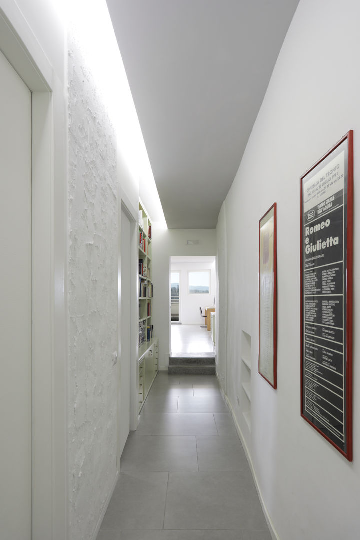 Casa-Cannocchiale, MAMESTUDIO MAMESTUDIO Minimalist corridor, hallway & stairs