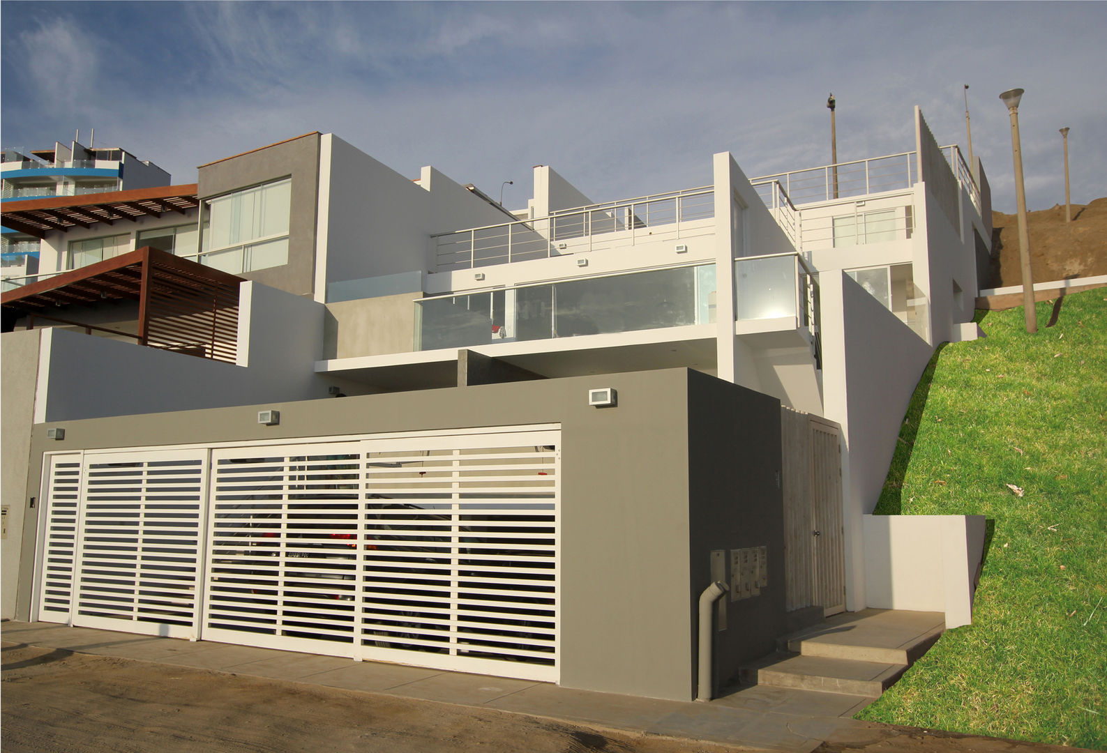 Fachada frontal homify Casas modernas