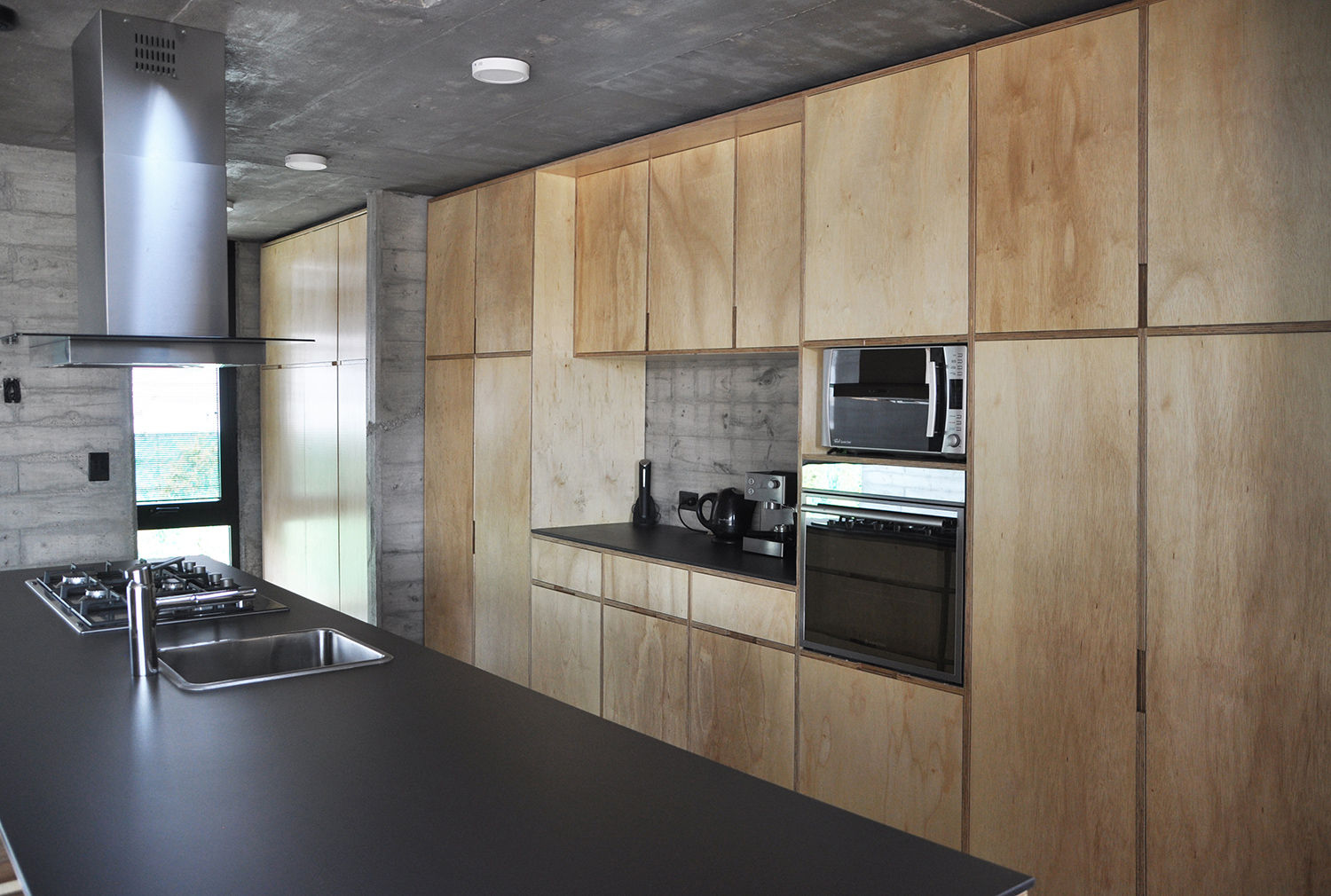 Casa zona sur, En bruto En bruto Cucina in stile industriale